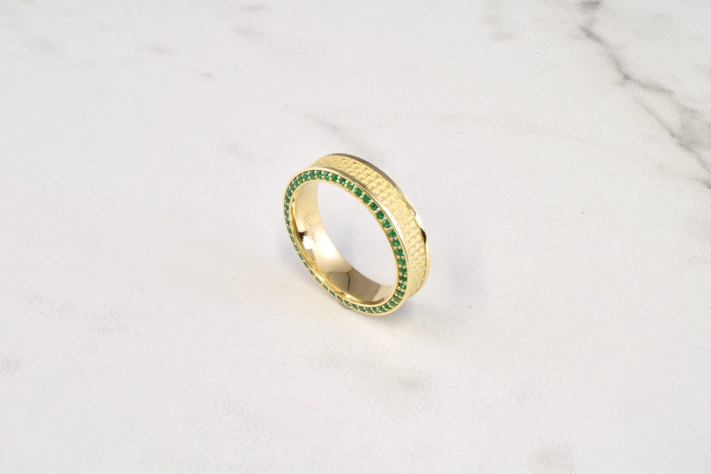 Gojard Ring 6mm w/ Emeralds