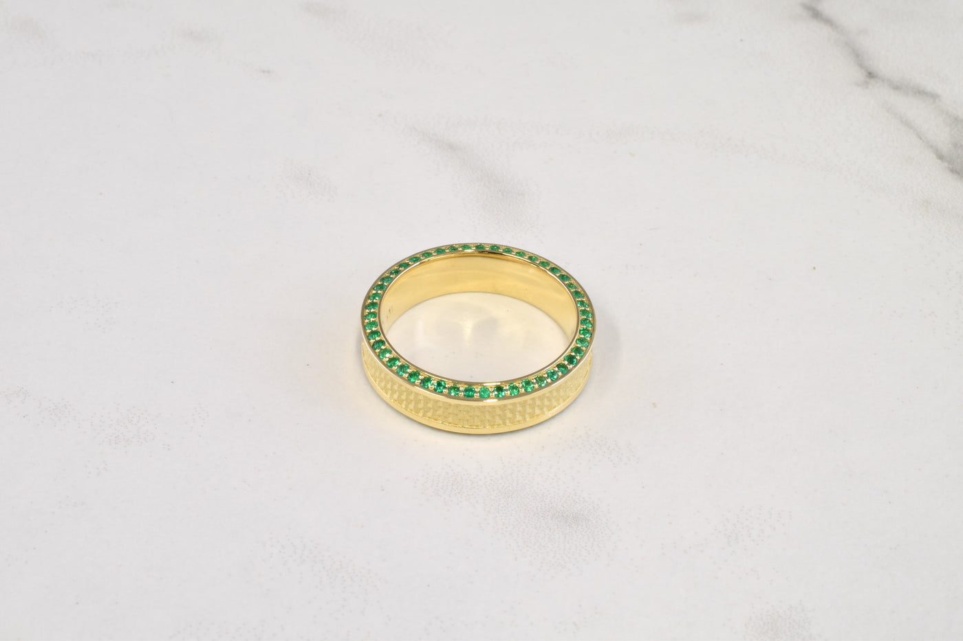 Gojard Ring 6mm w/ Emeralds