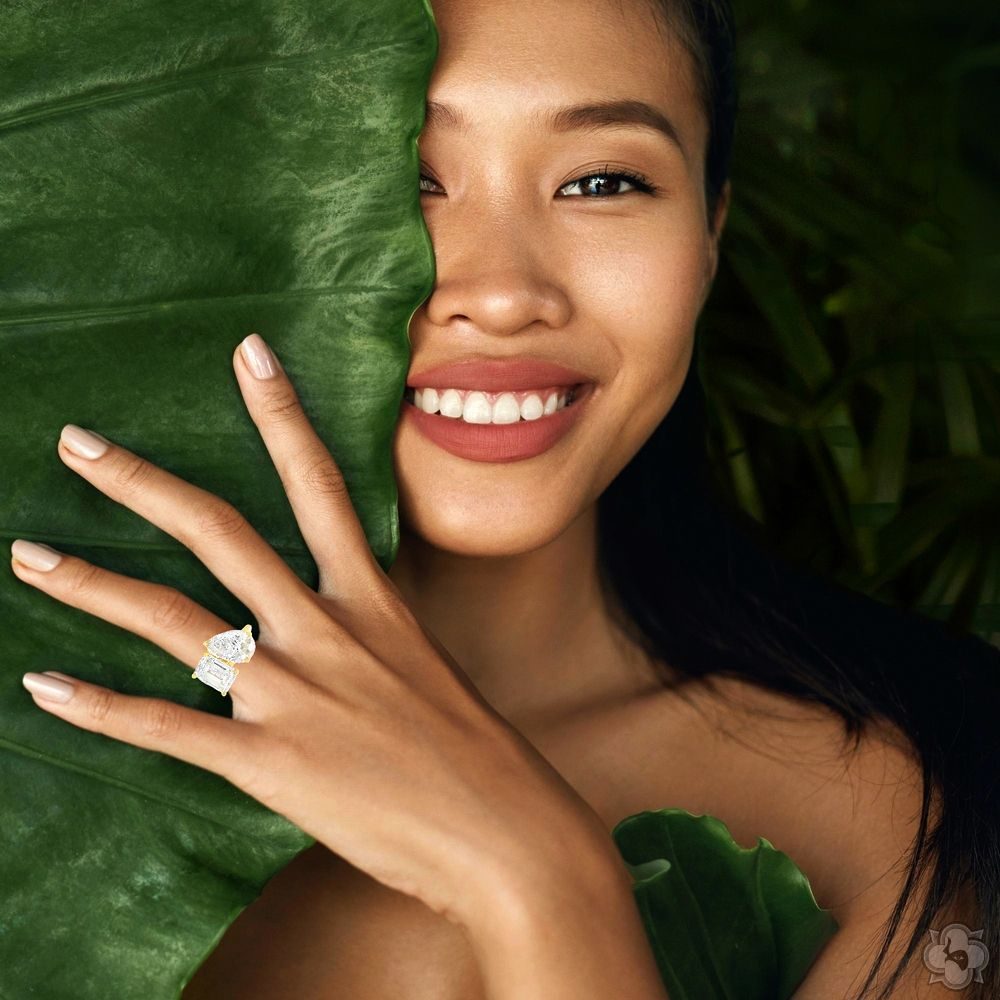 The Toi et Moi Emerald and Pear Engagement Ring 70476